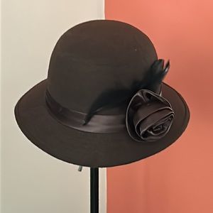 Gorgeous brown hat with a brown flower and black feathers